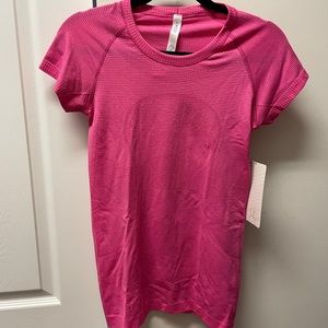 Bright pink lululemon swiftly t shirt NWT
